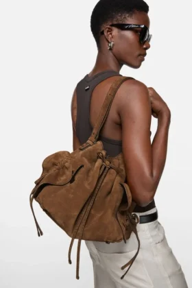 Bolso tipo cubo de ante Multipocket con múltiples bolsillos
