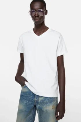 Camiseta con cuello en V y etiqueta de satén