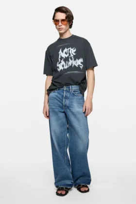 Camiseta con logotipo gótico