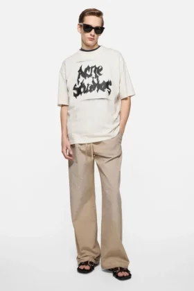 Camiseta con logotipo gótico