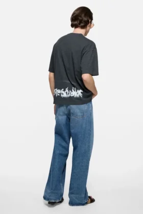 Camiseta con logotipo gótico