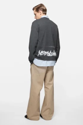 Camiseta con logotipo gótico