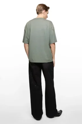 Camiseta con logotipo remendado