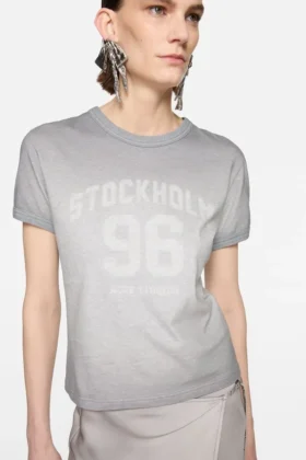Camiseta con logotipo vintage pintado con spray