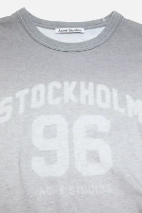 Camiseta con logotipo vintage pintado con spray