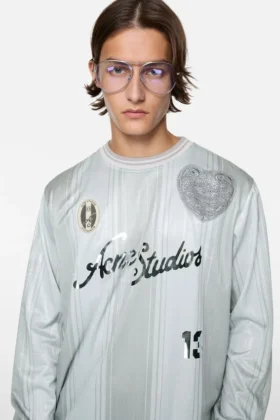 Camiseta deportiva con logotipo