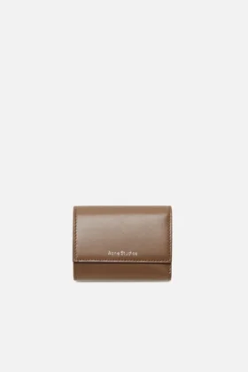 Cartera de piel de tres pliegues