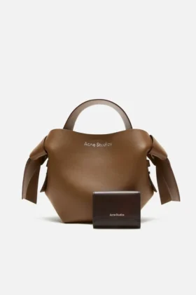Cartera de piel de tres pliegues