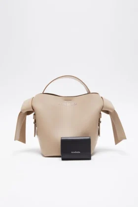 Cartera de piel de tres pliegues