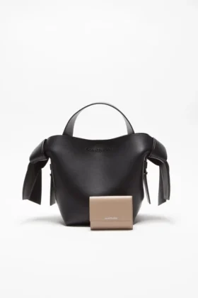 Cartera de piel de tres pliegues