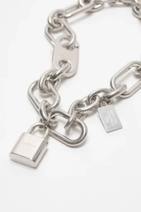 Collar con candado con el logotipo