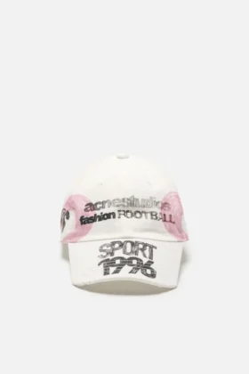 Gorra con logotipo desgastado
