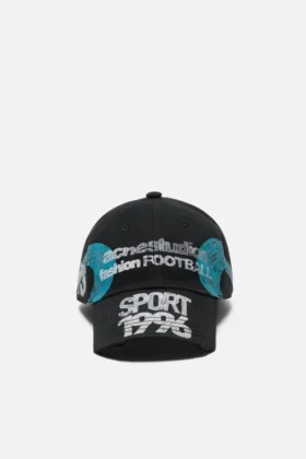 Gorra con logotipo desgastado