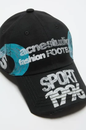 Gorra con logotipo desgastado