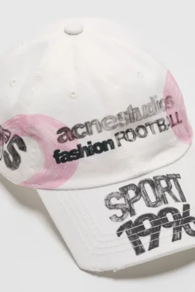 Gorra con logotipo desgastado